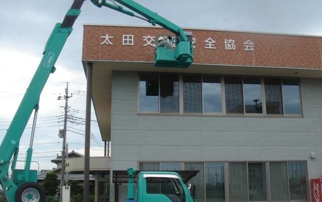 高所作業車による打診検査画像
